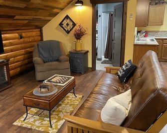 Country, Cozy And Unique! Rustic Ambiance. Available Year Round. - Pine River - Sala de estar