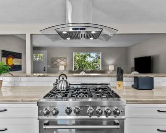 Spacious South Denver Ranch, 5 Bedroom, Perfect for Groups - Centennial - Kitchen
