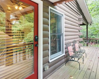Creek Front Cabin w/ Hot Tub+Fire Pit - Blue Ridge - Balcón
