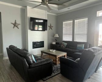 Shark Shack ~ 3rd Row Home ~ Holiday Addition ~ Ocean View ~ Basketball Goal - Bolivar Peninsula - Living room