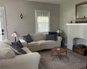 Old Town Americana in the heart of La Verne - La Verne - Living room