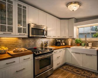 Sauna, Pizza Oven, Bbq, Easy Lake Access & Parking for Trucks & Trailers - Winnipeg Beach - Kitchen