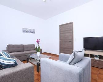 Corfu Seaside Cottage - Private Garden Retreat - Korfu - Olohuone