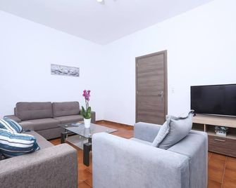 كورفو سيسايد كوتيدج - برايفت جاردن ريتريت - كورفو - غرفة معيشة