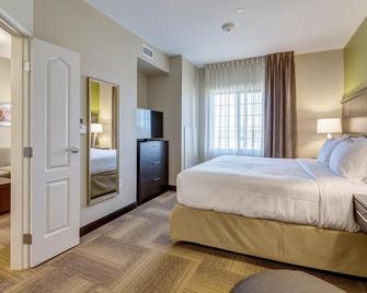 King Suite Great For Business Travelers! Shared Pool + Complimentary Breakfast - Maryland Heights - Bedroom