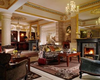 Buswells Hotel - Dublin - Front desk