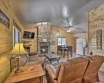 Pet friendly, Mountain Gem, with a Spa! - Heber-Overgaard - Living room