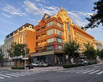 Jinlu Business Hotel (Heihe Riverside) - Blagoveshchensk - Building