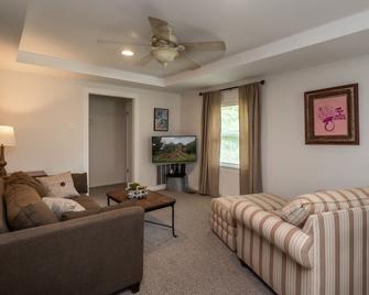Fairhope 3BR house. 4min to Grand Hotel, 7min to Dwntown Fhope, 42min to Gulf - 費爾霍普 - 客廳