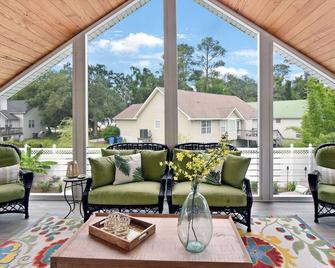 Coral Reef Cottage - Brunswick - Wohnzimmer
