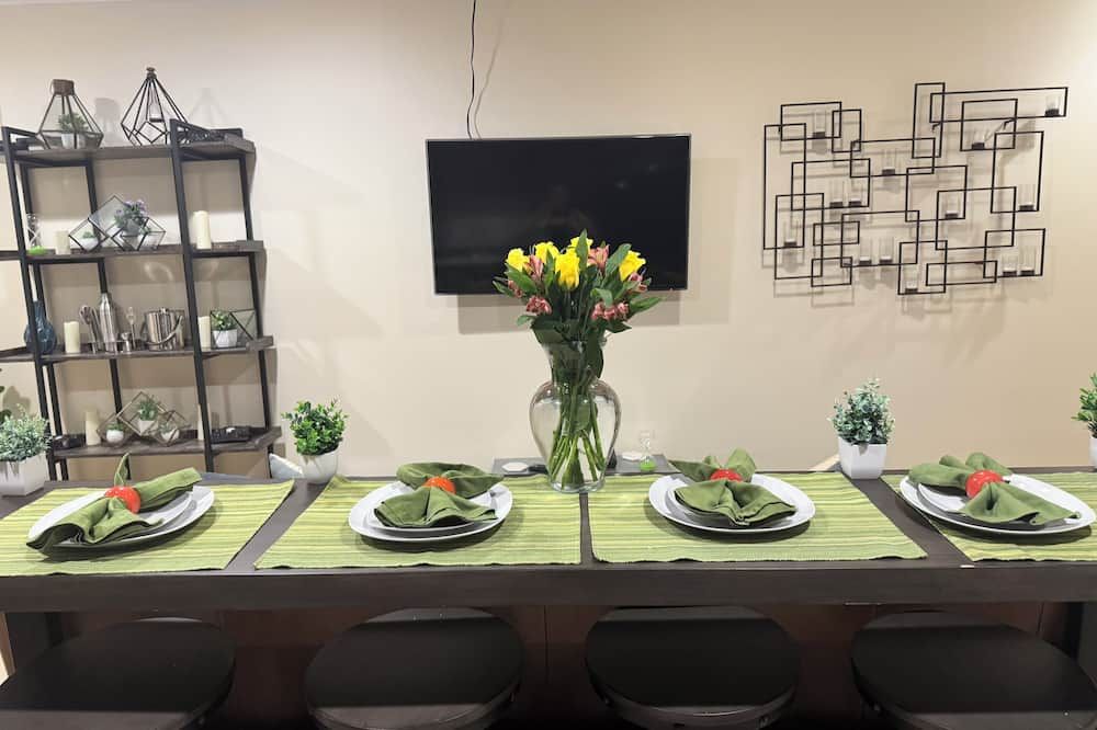 Chic 2-bedroom townhome with WiFi and AC in vibrant Columbia Heights in DC - واشنطن د.ك. - غرفة طعام