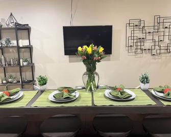 Chic 1-bedroom townhome with WiFi and AC in vibrant Columbia Heights in DC - Washington, D.C. - Dining room