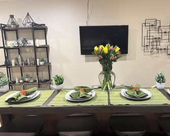 Chic 2-bedroom townhome with WiFi and AC in vibrant Columbia Heights in DC - Washington D. C. - Comedor