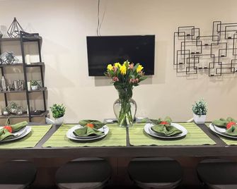 Chic 2-bedroom townhome with WiFi and AC in vibrant Columbia Heights in DC - واشنطن د.ك. - غرفة طعام