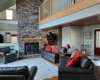 Enjoy a secluded shoreline home mid-way between the 2 parts of Acadia Natl Park! - Hancock - Sala de estar