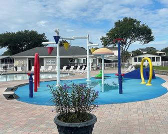 Oceanside Village Beach house: 2 golf carts, 5br 4.5ba, private beach parking - Socastee - Pool