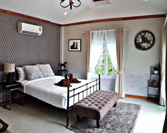 Vanida Antique Home - Sattahip - Bedroom