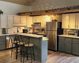 Beautiful, Cozy, Garden Cottage in Bloomfield - Prince Edward - Kitchen