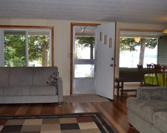 Family Cottage On Beautiful Crystal Lake - Beulah - Sala de estar