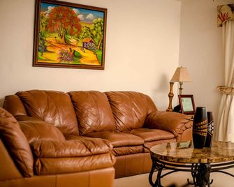 Seascape Villa 403E is a waterside condo within 10 mins walk to the Beach. - Jolly Harbour - Living room