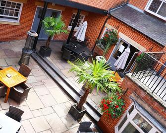 The Lion Hotel - Belper - Patio