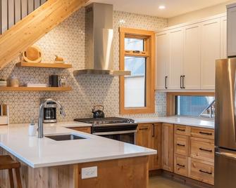 Modern Cabin w/loft walk to ski slopes & trails - Rossland - Kitchen