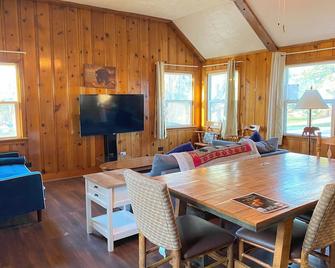 Blue Horizon Lodge - ביג בר לייק - חדר אוכל