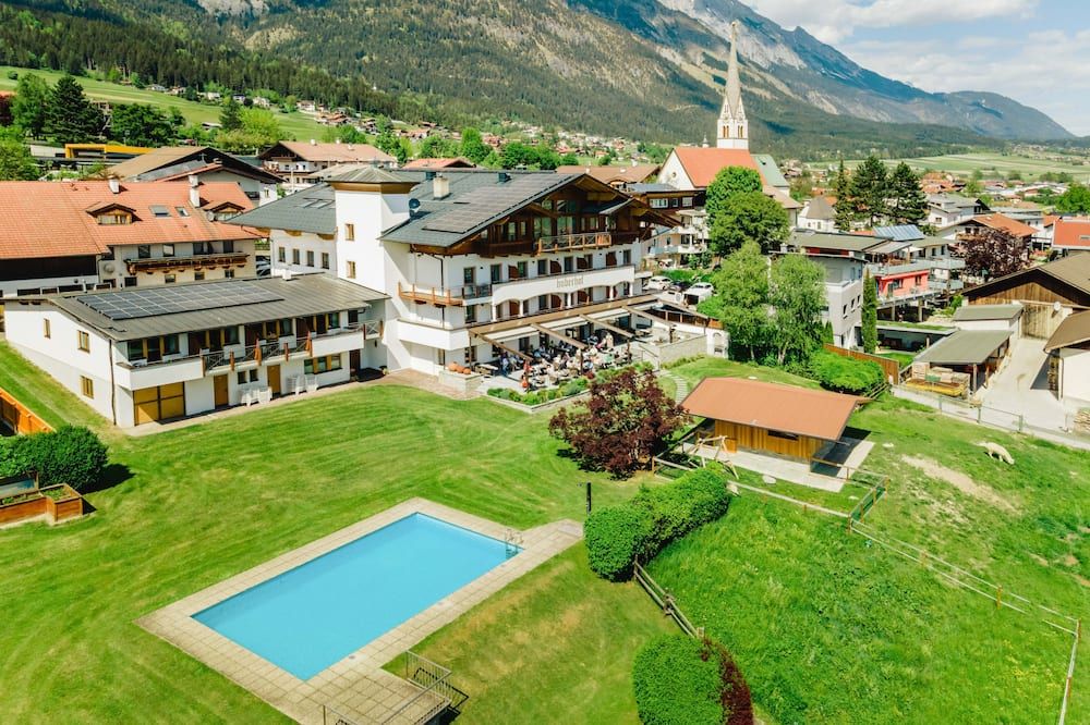 Hotel Huberhof thumbnail 3