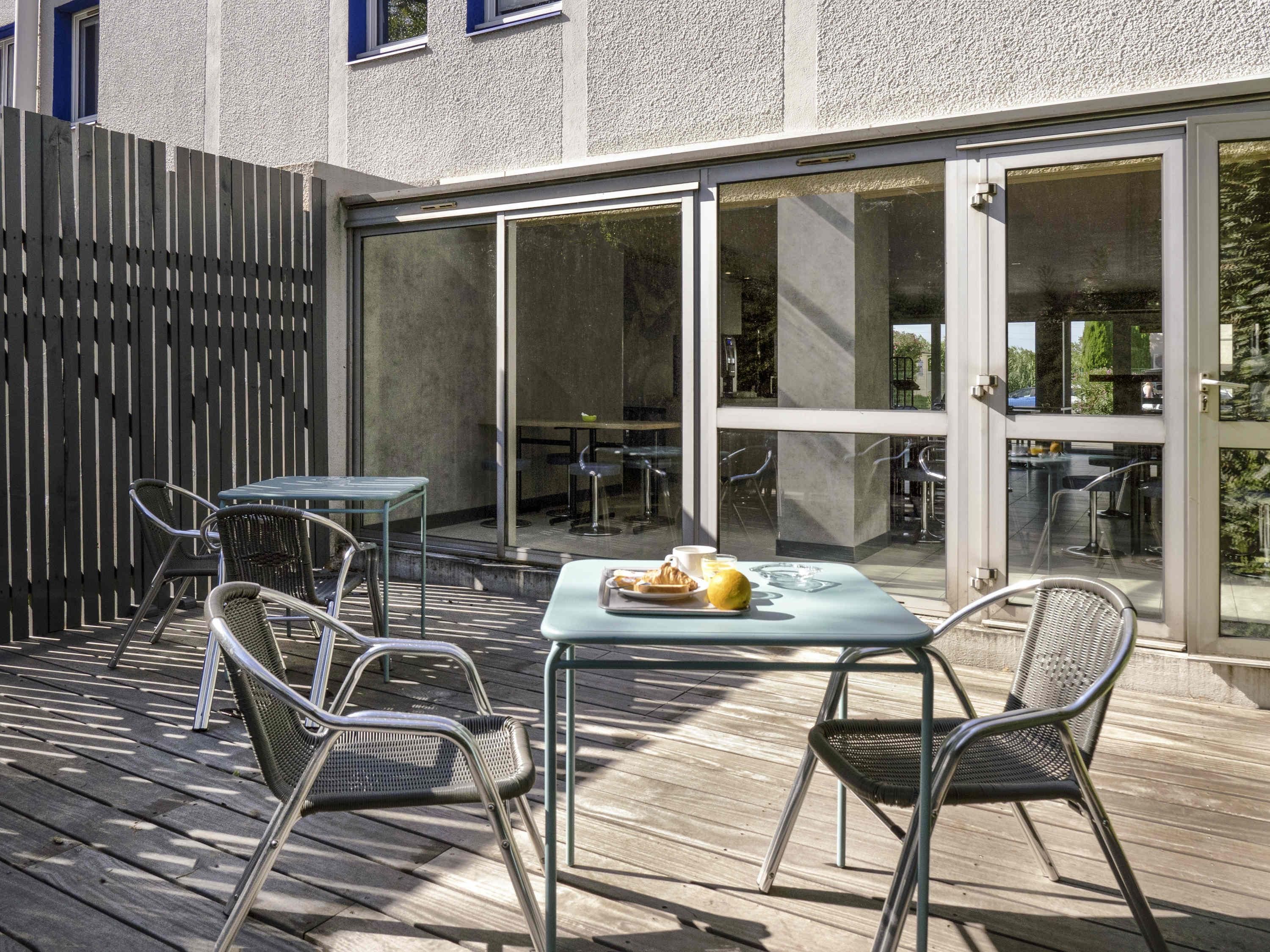 Ibis Budget Arles Sud Fourchon - ארל - פטיו