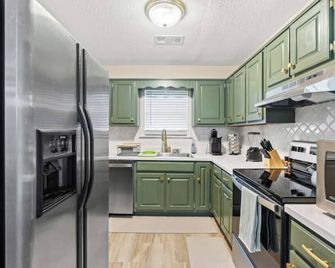 Newly Renovated 'Home Away From Home' A spacious, modernized 4-bedroom home. - Brighton - Kitchen