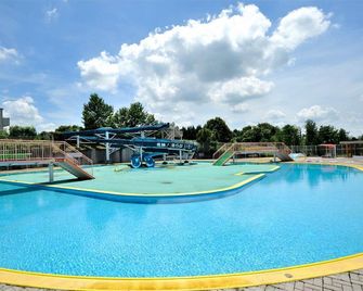 Hill Hotel Sunpia Iga - Iga - Zwembad