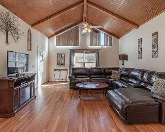 Snow Creek Retreat 20 Minutes South of Franklin - Columbia - Living room