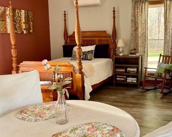 Cozy guesthouse minutes from multiple amenities - Canton - Restaurant