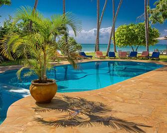 Monkey Beach House, Beachfront, Ocean Views, Shared Pool, Staff Provided - Diani Beach - Piscine