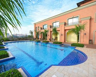 Mestil Hotel & Residences - Кампала - Басейн