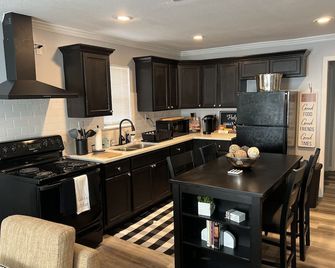 Small Town Standout 3 Bd 2bath - Columbia - Kitchen