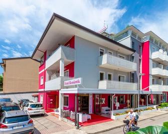 Hotel Romantik - Lignano Sabbiadoro - Toà nhà