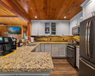 Cabin #4 - Strawberry (Tuolumne County) - Kitchen