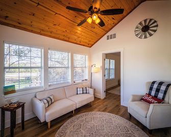 Oak Ridge Cottage ll - Cozy Place To Stay! - Waco - Living room