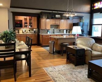 Pet Friendly Gorgeous Downtown Loft Pueblo close to everything! - Pueblo - Kitchen
