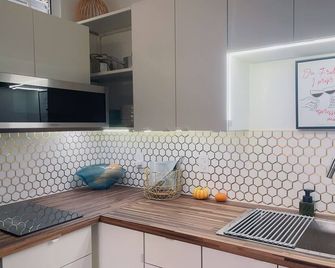 Discover a spotless, sun-filled studio, convenient base for business travelers. - Newport Beach - Cocina