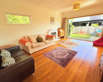 Warm & Sunny Bungalow Overlooking Vibrant Ahuriri Village. Perfect for families. - Napier - Living room