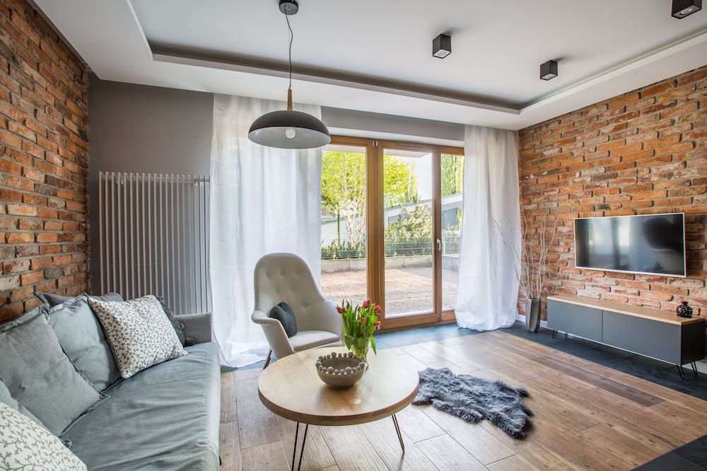 هومويل أبارتمنتس ماراتون جاردنز - بوزنان - غرفة معيشة