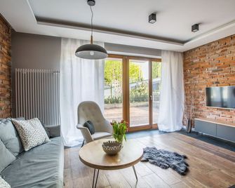 هومويل أبارتمنتس ماراتون جاردنز - بوزنان - غرفة معيشة