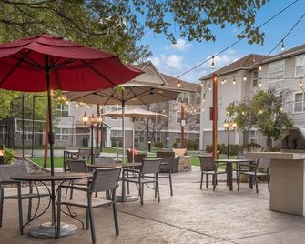 Enjoy a Hassle-Free and Suiting Stay! 2 Modern Units, Full Kitchen, Pets Allowed - Reno - Patio