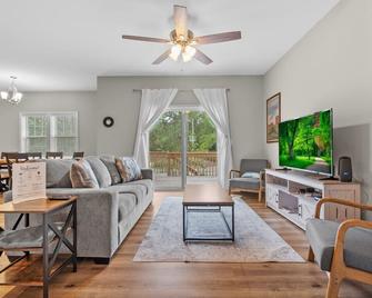 The Meadow at Ducks Landing - Aberdeen - Living room