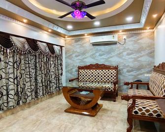 Hotel Samrat - Baharampur - Living room