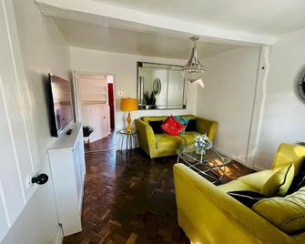 Bridewell Cottage in the heart of Tenterden - Pass The Keys - Tenterden - Living room