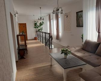 Comfort Double Room near Shopping Center - Oradea - Living room