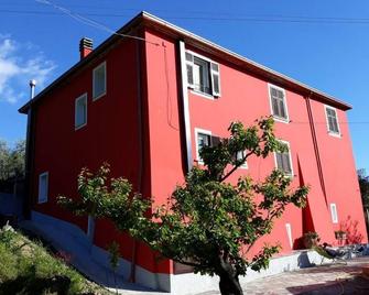 Bed and Breakfast 'Alchimista Bb Borgo Marciano' with Shared Pool, Shared Garden and Wi-Fi - Castelnuovo Magra - Edificio